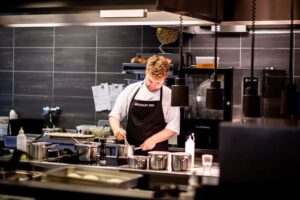 Read more about the article How You Can Keep Your Commercial Kitchen Neat and Clean (Ultimate Guide)