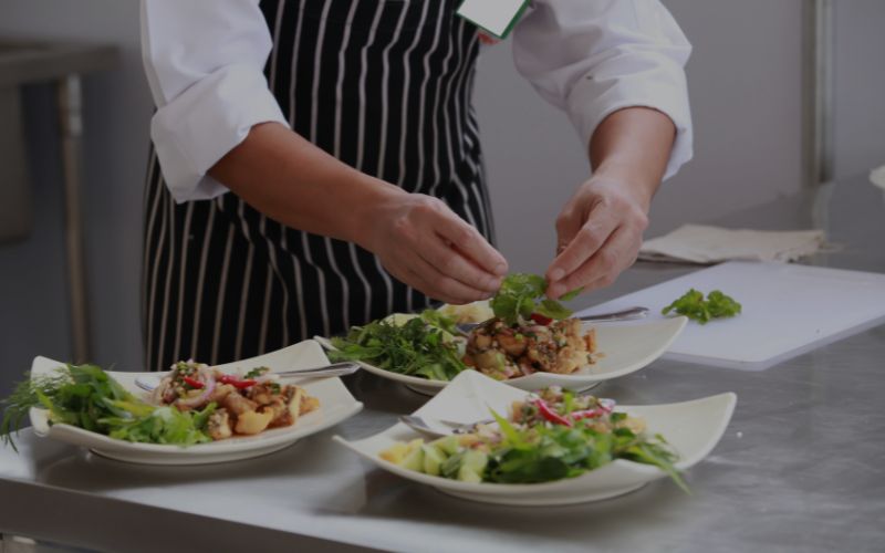 You are currently viewing Why UK Restaurants Are Adapting Sustainability & Eco-Friendly Practices 